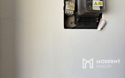 Na predaj garáž s elektrickým pripojením v Ružinove