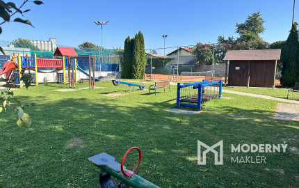 Veľký rodinný dom v pešej dostupnosti do centra mesta v Trenčíne