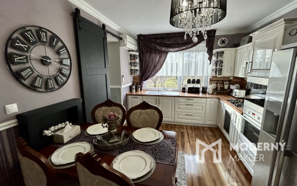 PREDANÝ! Nadštandardné bývanie v byte s vlastnou záhradou, garážou aj vonkajším parkovacím miestom