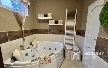 PREDANÝ! Nadštandardné bývanie v byte s vlastnou záhradou, garážou aj vonkajším parkovacím miestom