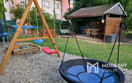 PREDANÝ! Nadštandardné bývanie v byte s vlastnou záhradou, garážou aj vonkajším parkovacím miestom