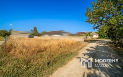 Na predaj slnečný pozemok neďaleko Malaciek vhodný na výstavbu rodinného domu
