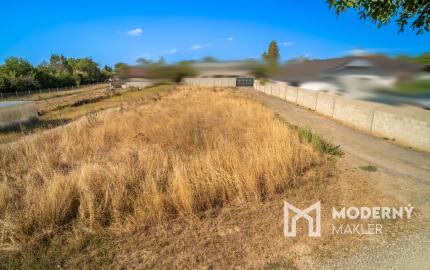 Na predaj slnečný pozemok neďaleko Malaciek vhodný na výstavbu rodinného domu