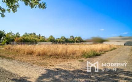 Na predaj slnečný pozemok neďaleko Malaciek vhodný na výstavbu rodinného domu
