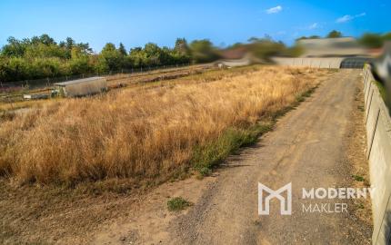 Na predaj slnečný pozemok neďaleko Malaciek vhodný na výstavbu rodinného domu