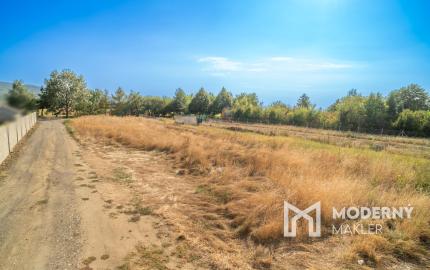 Na predaj slnečný pozemok neďaleko Malaciek vhodný na výstavbu rodinného domu