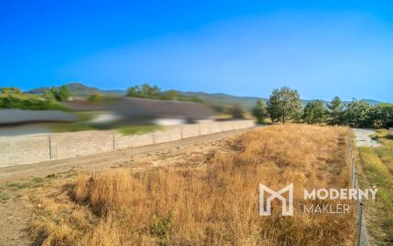 Na predaj slnečný pozemok neďaleko Malaciek vhodný na výstavbu rodinného domu