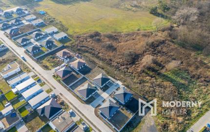 Na predaj rovinaté pozemky vhodné na výstavbu rodinných domov obci Malé Leváre