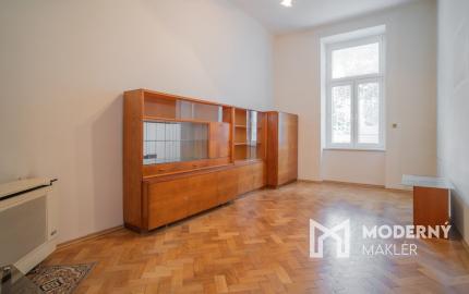 Na predaj priestranný 2,5-izbový byt v historickej budove Starého Mesta