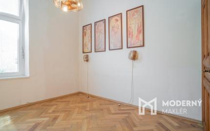 Na predaj priestranný 2,5-izbový byt v historickej budove Starého Mesta