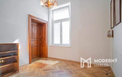 Na predaj priestranný 2,5-izbový byt v historickej budove Starého Mesta