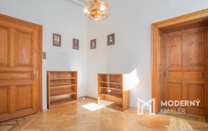 Na predaj priestranný 2,5-izbový byt v historickej budove Starého Mesta