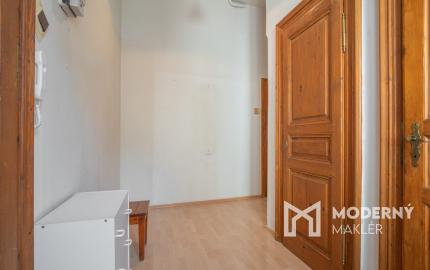 Na predaj priestranný 2,5-izbový byt v historickej budove Starého Mesta