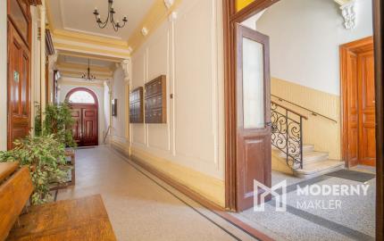 Na predaj priestranný 2,5-izbový byt v historickej budove Starého Mesta