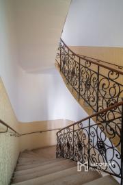 Na predaj priestranný 2,5-izbový byt v historickej budove Starého Mesta