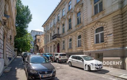 Na predaj priestranný 2,5-izbový byt v historickej budove Starého Mesta