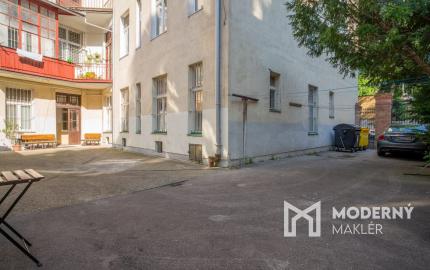 Na predaj priestranný 2,5-izbový byt v historickej budove Starého Mesta