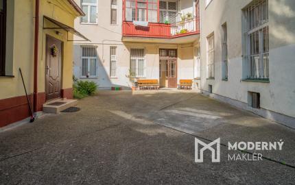 Na predaj priestranný 2,5-izbový byt v historickej budove Starého Mesta