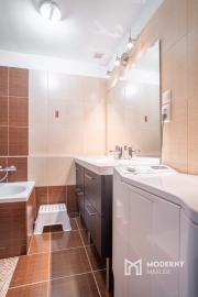 Na predaj dobre dispozične riešený 3-izbový byt vo vyhľadávanej lokalite Karlovej Vsi