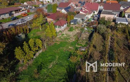 Na predaj pozemok s investičným potenciálom v Hrnčiarovciach nad Parnou