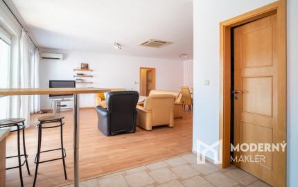 Na predaj nadštandardný 4-izbový byt s garážovým parkovacím státím v Starom Meste