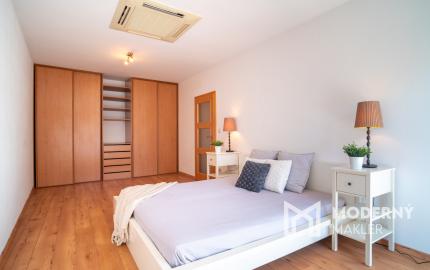 Na predaj nadštandardný 4-izbový byt s garážovým parkovacím státím v Starom Meste