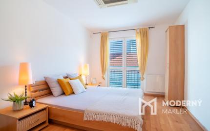 Na predaj nadštandardný 4-izbový byt s garážovým parkovacím státím v Starom Meste