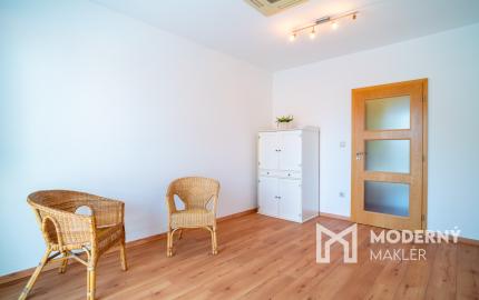 Na predaj nadštandardný 4-izbový byt s garážovým parkovacím státím v Starom Meste