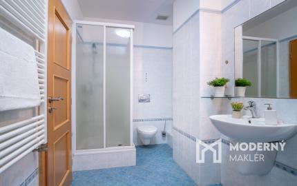 Na predaj nadštandardný 4-izbový byt s garážovým parkovacím státím v Starom Meste