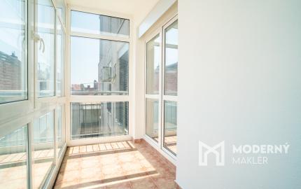 Na predaj nadštandardný 4-izbový byt s garážovým parkovacím státím v Starom Meste