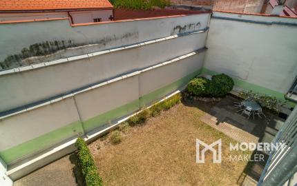 Na predaj nadštandardný 4-izbový byt s garážovým parkovacím státím v Starom Meste