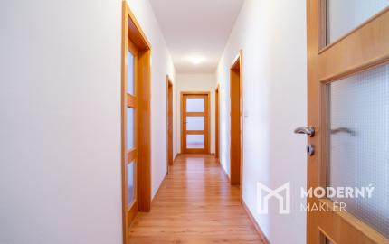 Na predaj nadštandardný 4-izbový byt s garážovým parkovacím státím v Starom Meste