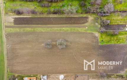 Na predaj investičný pozemok vhodný na výstavbu niekoľkých rodinných domov v obci Dolné Zelenice