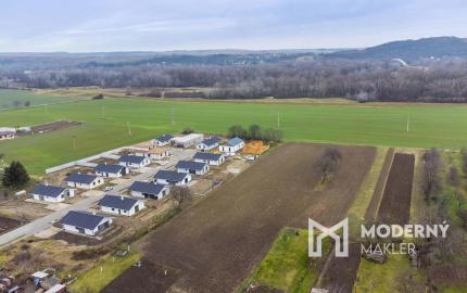 Na predaj investičný pozemok vhodný na výstavbu niekoľkých rodinných domov v obci Dolné Zelenice