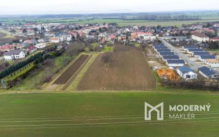 Na predaj investičný pozemok vhodný na výstavbu niekoľkých rodinných domov v obci Dolné Zelenice