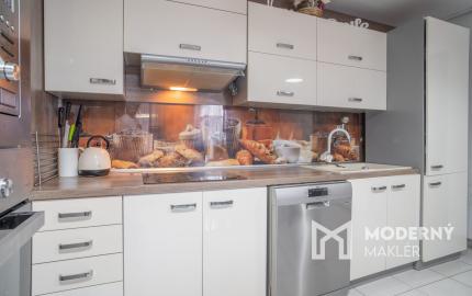 Na predaj priestranný 6-izbový rodinný dom v obci Hrnčiarovce nad Parnou