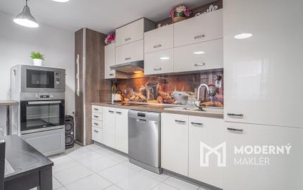 Na predaj priestranný 6-izbový rodinný dom v obci Hrnčiarovce nad Parnou