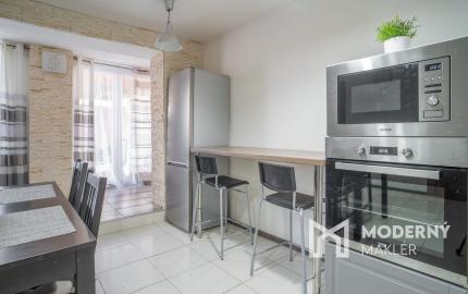 Na predaj priestranný 6-izbový rodinný dom v obci Hrnčiarovce nad Parnou