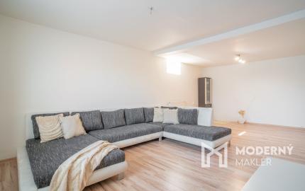 Na predaj priestranný 6-izbový rodinný dom v obci Hrnčiarovce nad Parnou