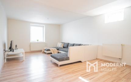 Na predaj priestranný 6-izbový rodinný dom v obci Hrnčiarovce nad Parnou