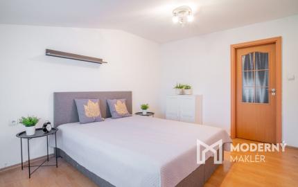 Na predaj priestranný 6-izbový rodinný dom v obci Hrnčiarovce nad Parnou