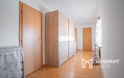 Na predaj priestranný 6-izbový rodinný dom v obci Hrnčiarovce nad Parnou