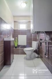 Na predaj priestranný 6-izbový rodinný dom v obci Hrnčiarovce nad Parnou