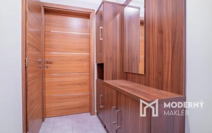 Na prenájom zrekonštruovaný 1-izbový byt s veľkorysou loggiou v tichej časti Dúbravky