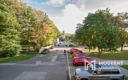 Na prenájom zrekonštruovaný 1-izbový byt s veľkorysou loggiou v tichej časti Dúbravky