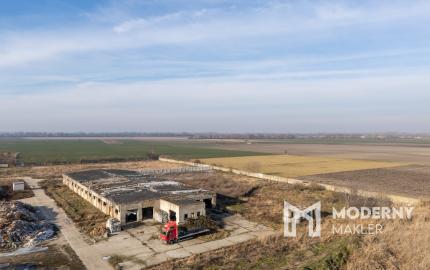 Na predaj veľkorysý pozemok s poľnohospodárskou budovou v obci Vydrany vhodný aj pre developerov