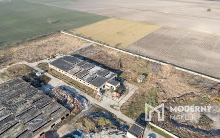 Na predaj veľkorysý pozemok s poľnohospodárskou budovou v obci Vydrany vhodný aj pre developerov