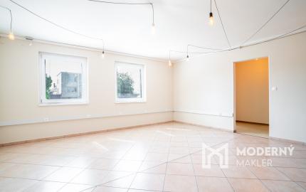 Na predaj rozsiahly investičný pozemok s polyfunkčným domom