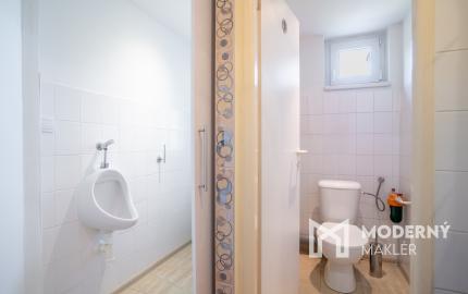 Na predaj rozsiahly investičný pozemok s polyfunkčným domom