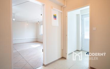 Na predaj rozsiahly investičný pozemok s polyfunkčným domom